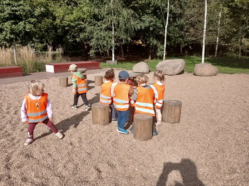 Wycieczka do parku: dzieci w kamizelkach na placu zabaw